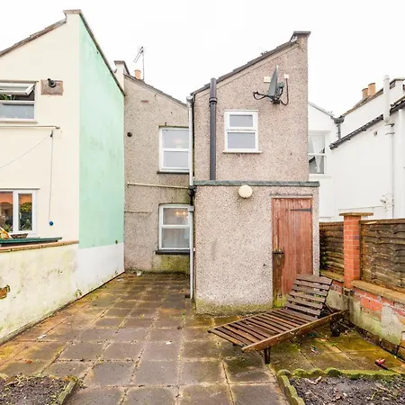 Cozy 2 Bedroom House In The Heart Of For 4 People *