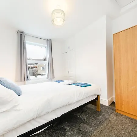 Cozy 2 Bedroom House In The Heart Of For 4 People